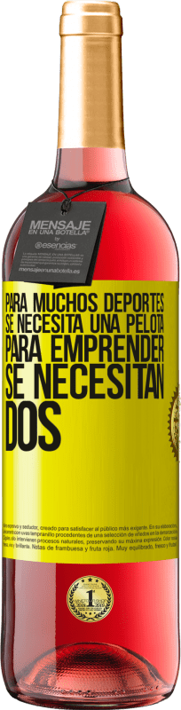 29,95 € Envío gratis | Vino Rosado Edición ROSÉ Para muchos deportes se necesita una pelota. Para emprender, se necesitan dos Etiqueta Amarilla. Etiqueta personalizable Vino joven Cosecha 2024 Tempranillo