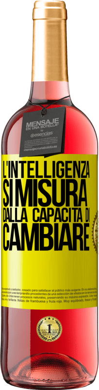 29,95 € Spedizione Gratuita | Vino rosato Edizione ROSÉ L'intelligenza si misura dalla capacità di cambiare Etichetta Gialla. Etichetta personalizzabile Vino giovane Raccogliere 2025 Tempranillo