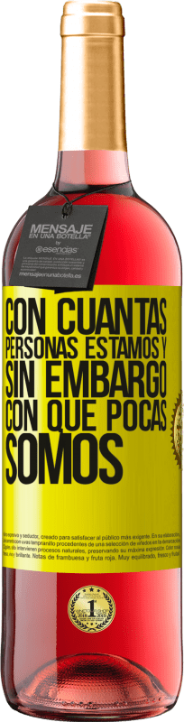 29,95 € Envío gratis | Vino Rosado Edición ROSÉ Con cuántas personas estamos y, sin embargo, con qué pocas somos Etiqueta Amarilla. Etiqueta personalizable Vino joven Cosecha 2025 Tempranillo