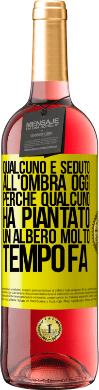 29,95 € | Vino rosato Edizione ROSÉ Qualcuno è seduto all'ombra oggi, perché qualcuno ha piantato un albero molto tempo fa Etichetta Gialla. Etichetta personalizzabile Vino giovane Raccogliere 2024 Tempranillo