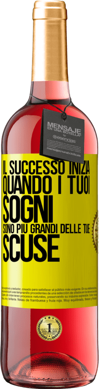 Spedizione Gratuita | Vino rosato Edizione ROSÉ Il successo inizia quando i tuoi sogni sono più grandi delle tue scuse Etichetta Gialla. Etichetta personalizzabile Vino giovane Raccogliere 2023 Tempranillo