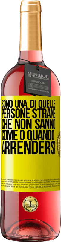 29,95 € | Vino rosato Edizione ROSÉ Sono una di quelle persone strane che non sanno come o quando arrendersi Etichetta Gialla. Etichetta personalizzabile Vino giovane Raccogliere 2025 Tempranillo