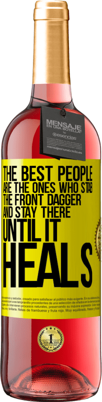 29,95 € Бесплатная доставка | Розовое вино Издание ROSÉ Лучшие люди - те, кто наносит удар переднему кинжалу и остается там, пока он не заживает Желтая этикетка. Настраиваемая этикетка Молодое вино Урожай 2025 Tempranillo