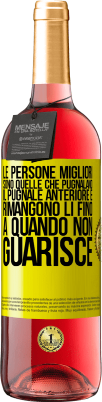 Spedizione Gratuita | Vino rosato Edizione ROSÉ Le persone migliori sono quelle che pugnalano il pugnale anteriore e rimangono lì fino a quando non guarisce Etichetta Gialla. Etichetta personalizzabile Vino giovane Raccogliere 2023 Tempranillo