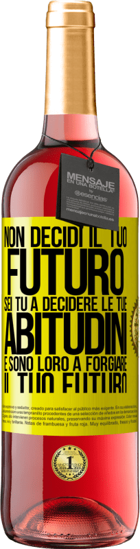 29,95 € | Vino rosato Edizione ROSÉ Non decidi il tuo futuro. Sei tu a decidere le tue abitudini e sono loro a forgiare il tuo futuro Etichetta Gialla. Etichetta personalizzabile Vino giovane Raccogliere 2024 Tempranillo