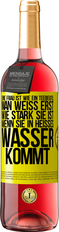 29,95 € | Roséwein ROSÉ Ausgabe Eine Frau ist wie ein Teebeutel. Man weiß erst, wie stark sie ist, wenn sie in heißes Wasser kommt Gelbes Etikett. Anpassbares Etikett Junger Wein Ernte 2024 Tempranillo