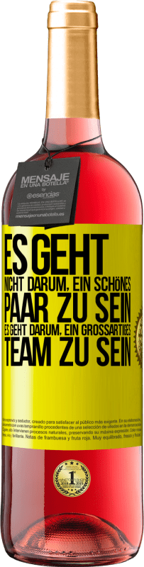 29,95 € Kostenloser Versand | Roséwein ROSÉ Ausgabe Es geht nicht darum, ein schönes Paar zu sein. Es geht darum, ein großartiges Team zu sein Gelbes Etikett. Anpassbares Etikett Junger Wein Ernte 2025 Tempranillo