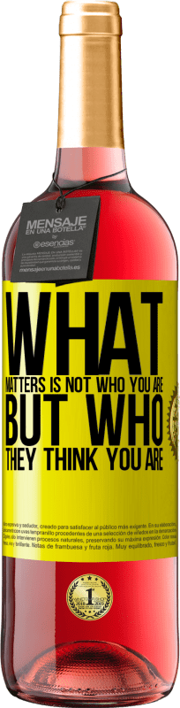 29,95 € 送料無料 | ロゼワイン ROSÉエディション 重要なのはあなたが誰であるかではなく、彼らはあなたが誰だと思うか 黄色のラベル. カスタマイズ可能なラベル 若いワイン 収穫 2025 Tempranillo