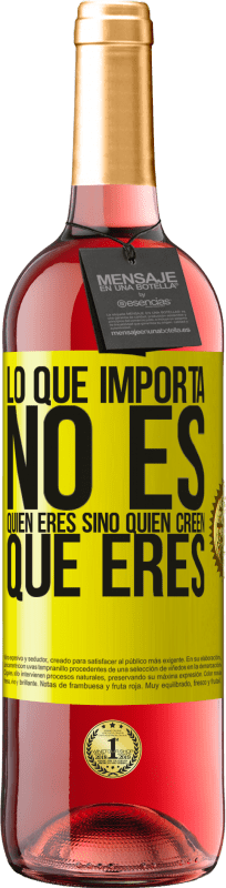 29,95 € Envío gratis | Vino Rosado Edición ROSÉ Lo que importa no es quién eres, sino quien creen que eres Etiqueta Amarilla. Etiqueta personalizable Vino joven Cosecha 2025 Tempranillo