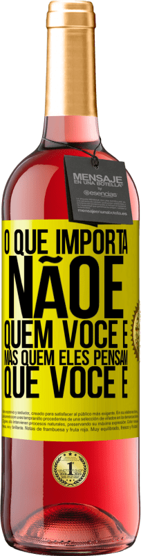 29,95 € Envio grátis | Vinho rosé Edição ROSÉ O que importa não é quem você é, mas quem eles pensam que você é Etiqueta Amarela. Etiqueta personalizável Vinho jovem Colheita 2025 Tempranillo