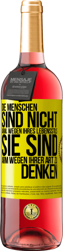 29,95 € Kostenloser Versand | Roséwein ROSÉ Ausgabe Die Menschen sind nicht arm, wegen ihres Lebensstils, sie sind arm, wegen ihrer Art zu denken Gelbes Etikett. Anpassbares Etikett Junger Wein Ernte 2025 Tempranillo