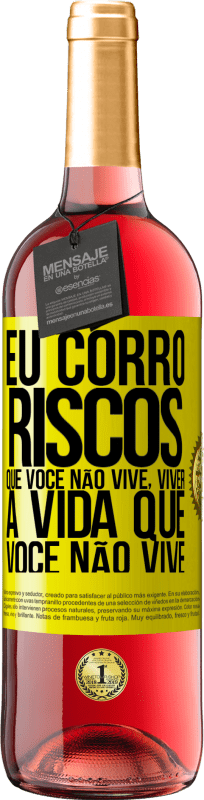 29,95 € Envio grátis | Vinho rosé Edição ROSÉ Eu corro riscos que você não vive, viver a vida que você não vive Etiqueta Amarela. Etiqueta personalizável Vinho jovem Colheita 2023 Tempranillo