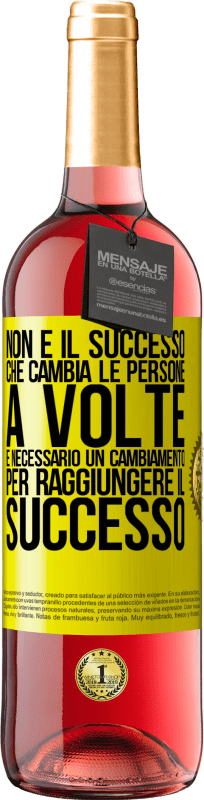 29,95 € | Vino rosato Edizione ROSÉ Non è il successo che cambia le persone. A volte è necessario un cambiamento per raggiungere il successo Etichetta Gialla. Etichetta personalizzabile Vino giovane Raccogliere 2024 Tempranillo