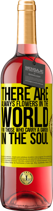 29,95 € Бесплатная доставка | Розовое вино Издание ROSÉ В мире всегда есть цветы для тех, кто носит сад в душе Желтая этикетка. Настраиваемая этикетка Молодое вино Урожай 2023 Tempranillo