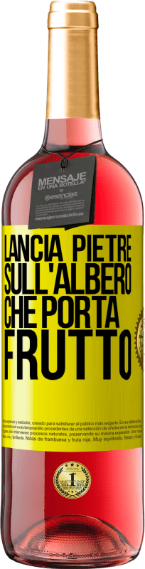 29,95 € Spedizione Gratuita | Vino rosato Edizione ROSÉ Lancia pietre sull'albero che porta frutto Etichetta Gialla. Etichetta personalizzabile Vino giovane Raccogliere 2025 Tempranillo