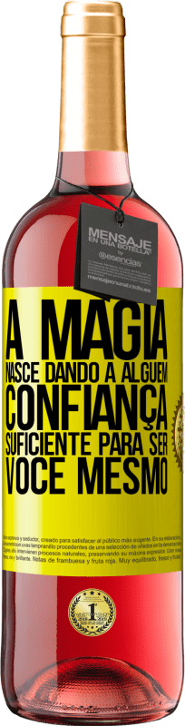 29,95 € Envio grátis | Vinho rosé Edição ROSÉ A magia nasce dando a alguém confiança suficiente para ser você mesmo Etiqueta Amarela. Etiqueta personalizável Vinho jovem Colheita 2025 Tempranillo