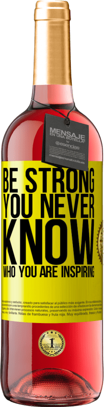 29,95 € 送料無料 | ロゼワイン ROSÉエディション Be strong. You never know who you are inspiring 黄色のラベル. カスタマイズ可能なラベル 若いワイン 収穫 2023 Tempranillo