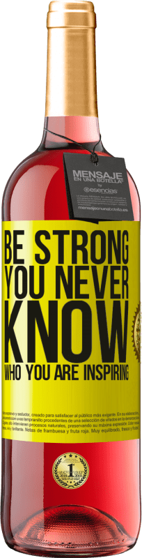 29,95 € | Roséwein ROSÉ Ausgabe Be strong. You never know who you are inspiring Gelbes Etikett. Anpassbares Etikett Junger Wein Ernte 2024 Tempranillo