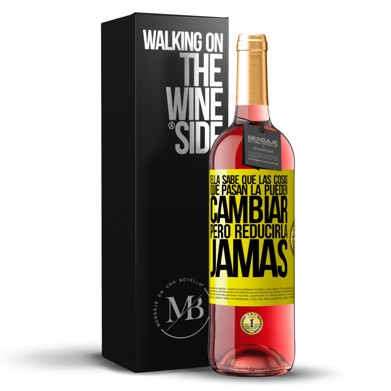 29,95 € Envío gratis | Vino Rosado Edición ROSÉ Ella sabe que las cosas que pasan la pueden cambiar, pero reducirla, jamás Etiqueta Amarilla. Etiqueta personalizable Vino joven Cosecha 2024 Tempranillo