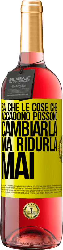 29,95 € Spedizione Gratuita | Vino rosato Edizione ROSÉ Sa che le cose che accadono possono cambiarla, ma ridurla, mai Etichetta Gialla. Etichetta personalizzabile Vino giovane Raccogliere 2025 Tempranillo