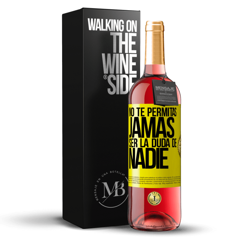 29,95 € Envío gratis | Vino Rosado Edición ROSÉ No te permitas, jamás, ser la duda de nadie Etiqueta Amarilla. Etiqueta personalizable Vino joven Cosecha 2024 Tempranillo