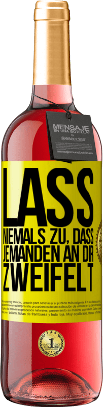 29,95 € Kostenloser Versand | Roséwein ROSÉ Ausgabe Lass niemals zu, dass jemanden an dir zweifelt Gelbes Etikett. Anpassbares Etikett Junger Wein Ernte 2025 Tempranillo