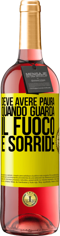 29,95 € | Vino rosato Edizione ROSÉ Deve avere paura quando guarda il fuoco e sorride Etichetta Gialla. Etichetta personalizzabile Vino giovane Raccogliere 2025 Tempranillo