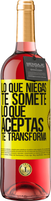 29,95 € Envío gratis | Vino Rosado Edición ROSÉ Lo que niegas te somete. Lo que aceptas te transforma Etiqueta Amarilla. Etiqueta personalizable Vino joven Cosecha 2025 Tempranillo