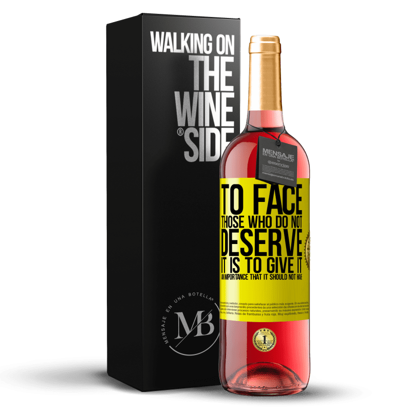 29,95 € Бесплатная доставка | Розовое вино Издание ROSÉ Противостоять тем, кто этого не заслуживает, значит придать ему значение, которого оно не должно иметь Желтая этикетка. Настраиваемая этикетка Молодое вино Урожай 2023 Tempranillo