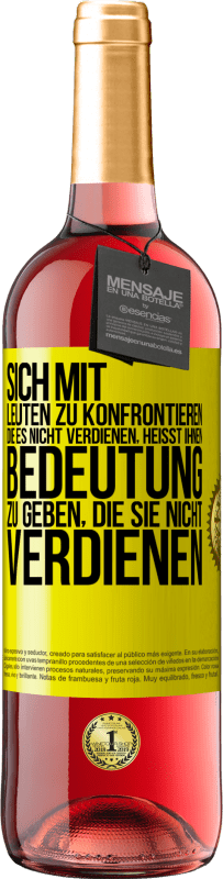 29,95 € Kostenloser Versand | Roséwein ROSÉ Ausgabe Sich mit Leuten zu konfrontieren, die es nicht verdienen, heißt ihnen Bedeutung zu geben, die sie nicht verdienen Gelbes Etikett. Anpassbares Etikett Junger Wein Ernte 2024 Tempranillo