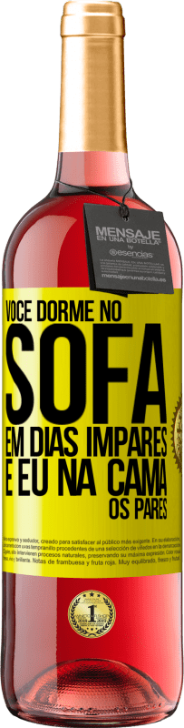 29,95 € Envio grátis | Vinho rosé Edição ROSÉ Você dorme no sofá em dias ímpares e eu na cama os pares Etiqueta Amarela. Etiqueta personalizável Vinho jovem Colheita 2025 Tempranillo