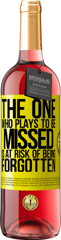 29,95 € Free Shipping | Rosé Wine ROSÉ Edition The one who plays to be missed is at risk of being forgotten Yellow Label. Customizable label Young wine Harvest 2025 Tempranillo