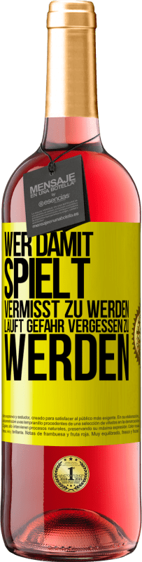 29,95 € Kostenloser Versand | Roséwein ROSÉ Ausgabe Wer damit spielt vermisst zu werden, läuft Gefahr vergessen zu werden Gelbes Etikett. Anpassbares Etikett Junger Wein Ernte 2025 Tempranillo