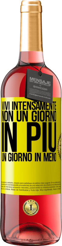 29,95 € | Vino rosato Edizione ROSÉ Vivi intensamente, non un giorno in più, un giorno in meno Etichetta Gialla. Etichetta personalizzabile Vino giovane Raccogliere 2024 Tempranillo