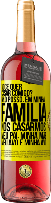 29,95 € | Vinho rosé Edição ROSÉ Você quer casar comigo? Não posso, em minha família, nos casarmos: meu pai, minha mãe, meu avô e minha avó Etiqueta Amarela. Etiqueta personalizável Vinho jovem Colheita 2024 Tempranillo