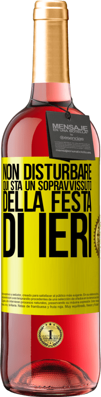 «Non disturbare. Qui sta un sopravvissuto della festa di ieri» Edizione ROSÉ