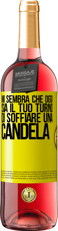 29,95 € Spedizione Gratuita | Vino rosato Edizione ROSÉ Mi sembra che oggi sia il tuo turno di soffiare una candela Etichetta Gialla. Etichetta personalizzabile Vino giovane Raccogliere 2024 Tempranillo