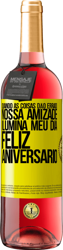 29,95 € | Vinho rosé Edição ROSÉ Quando as coisas dão errado, nossa amizade ilumina meu dia. Feliz aniversário Etiqueta Amarela. Etiqueta personalizável Vinho jovem Colheita 2024 Tempranillo