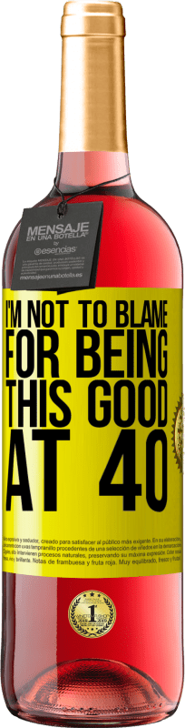 29,95 € 送料無料 | ロゼワイン ROSÉエディション 私はこれが40歳であることを責めない 黄色のラベル. カスタマイズ可能なラベル 若いワイン 収穫 2025 Tempranillo
