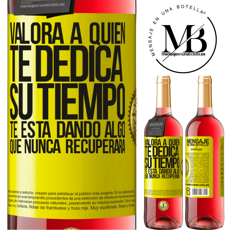 29,95 € Envío gratis | Vino Rosado Edición ROSÉ Valora a quien te dedica su tiempo. Te está dando algo que nunca recuperará Etiqueta Amarilla. Etiqueta personalizable Vino joven Cosecha 2023 Tempranillo