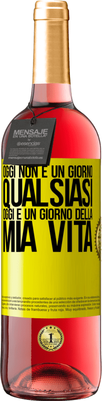 29,95 € | Vino rosato Edizione ROSÉ Oggi non è un giorno qualsiasi, oggi è un giorno della mia vita Etichetta Gialla. Etichetta personalizzabile Vino giovane Raccogliere 2024 Tempranillo