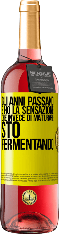 29,95 € | Vino rosato Edizione ROSÉ Gli anni passano e ho la sensazione che invece di maturare, sto fermentando Etichetta Gialla. Etichetta personalizzabile Vino giovane Raccogliere 2024 Tempranillo