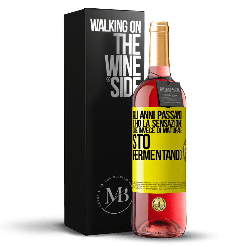 29,95 € Spedizione Gratuita | Vino rosato Edizione ROSÉ Gli anni passano e ho la sensazione che invece di maturare, sto fermentando Etichetta Gialla. Etichetta personalizzabile Vino giovane Raccogliere 2024 Tempranillo