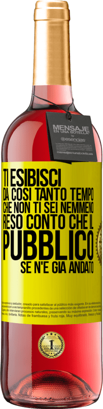 Spedizione Gratuita | Vino rosato Edizione ROSÉ Ti esibisci da così tanto tempo che non ti sei nemmeno reso conto che il pubblico se n'è già andato Etichetta Gialla. Etichetta personalizzabile Vino giovane Raccogliere 2023 Tempranillo