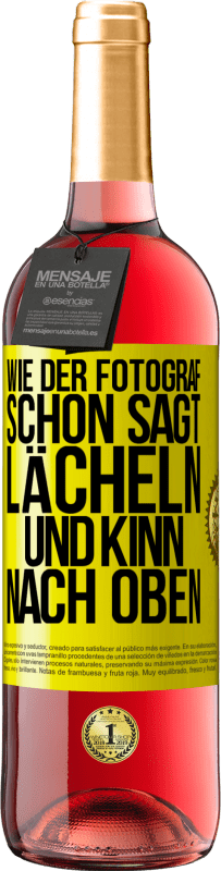 Kostenloser Versand | Roséwein ROSÉ Ausgabe Wie der Fotograf schon sagt, lächeln und Kinn nach oben Gelbes Etikett. Anpassbares Etikett Junger Wein Ernte 2023 Tempranillo