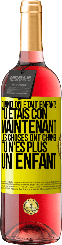 Envoi gratuit | Vin rosé Édition ROSÉ Quand on était enfants, tu étais con. Maintenant, les choses ont changé. Tu n'es plus un enfant Étiquette Jaune. Étiquette personnalisable Vin jeune Récolte 2023 Tempranillo