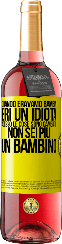 Spedizione Gratuita | Vino rosato Edizione ROSÉ Quando eravamo bambini, eri un idiota. Adesso le cose sono cambiate. Non sei più un bambino Etichetta Gialla. Etichetta personalizzabile Vino giovane Raccogliere 2023 Tempranillo