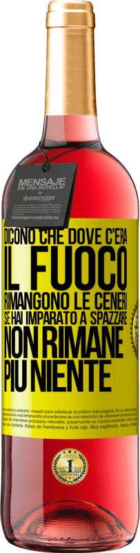 29,95 € | Vino rosato Edizione ROSÉ Dicono che dove c'era il fuoco rimangono le ceneri. Se hai imparato a spazzare, non rimane più niente Etichetta Gialla. Etichetta personalizzabile Vino giovane Raccogliere 2023 Tempranillo