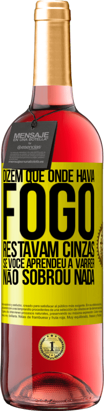 29,95 € Envio grátis | Vinho rosé Edição ROSÉ Dizem que onde havia fogo, restavam cinzas. Se você aprendeu a varrer, não sobrou nada Etiqueta Amarela. Etiqueta personalizável Vinho jovem Colheita 2025 Tempranillo