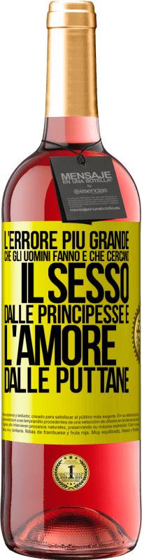 Spedizione Gratuita | Vino rosato Edizione ROSÉ L'errore più grande che gli uomini fanno è che cercano il sesso dalle principesse e l'amore dalle puttane Etichetta Gialla. Etichetta personalizzabile Vino giovane Raccogliere 2023 Tempranillo